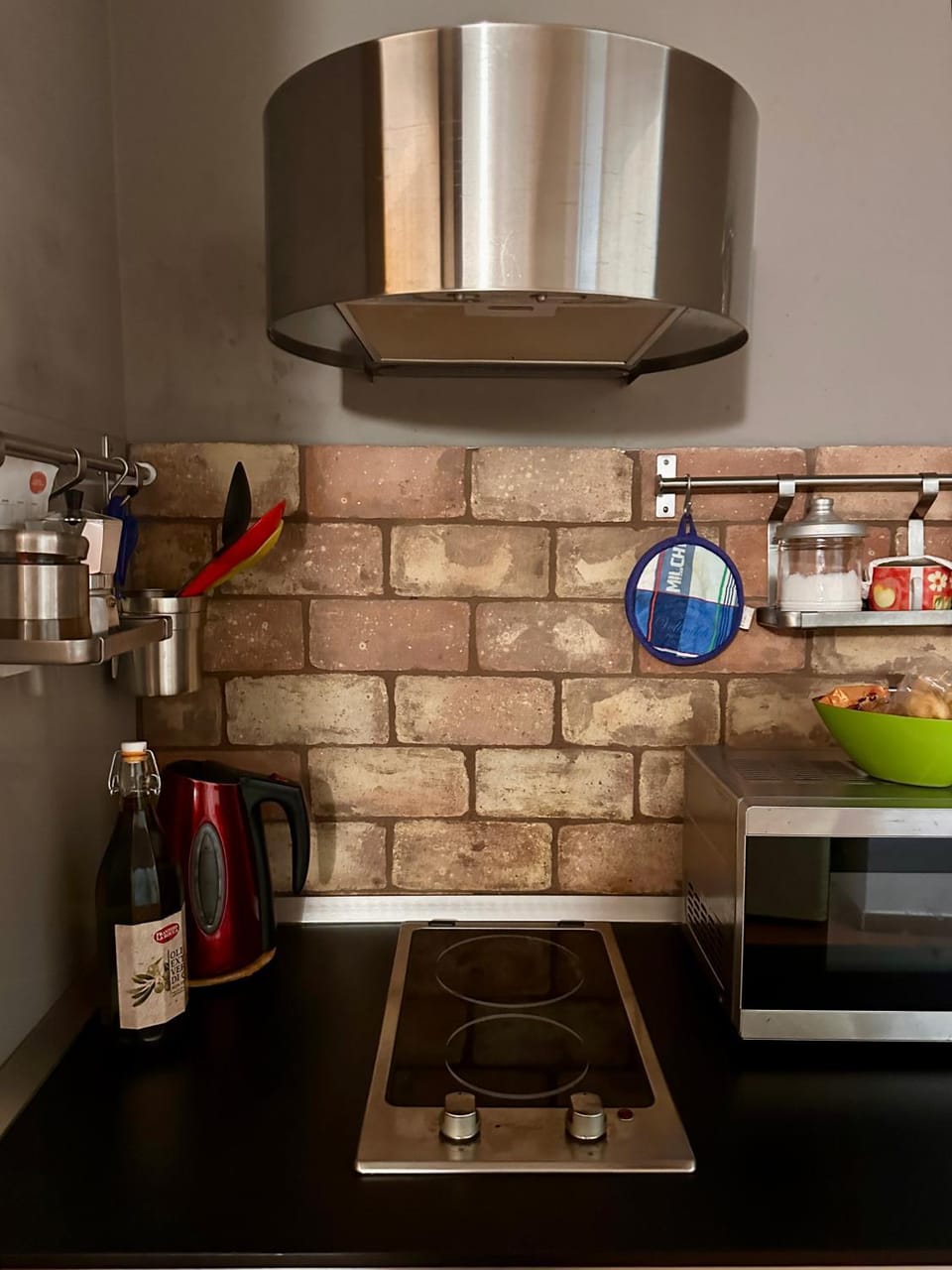 Coffee/tea facilities, Kitchen or kitchenette, stove