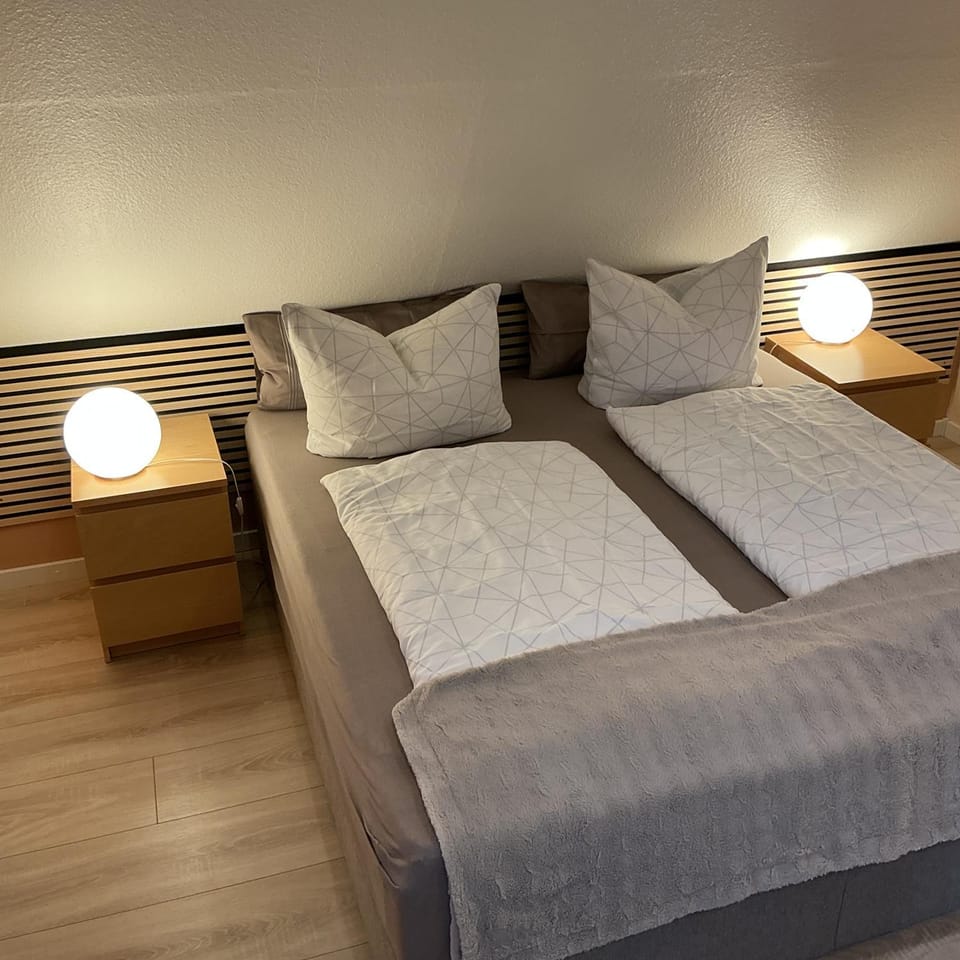 Ferienwohnung Waldhöhe -sonniger Balkon-Boxspringbett-Ladestation E-Auto Apartment in Wernigerode