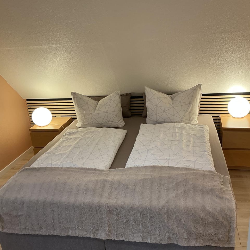 Ferienwohnung Waldhöhe -sonniger Balkon-Boxspringbett-Ladestation E-Auto Apartment in Wernigerode