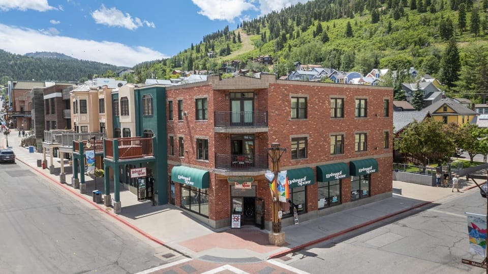 2BR Main St Condo, Walk to Ski Lift! House in Park City