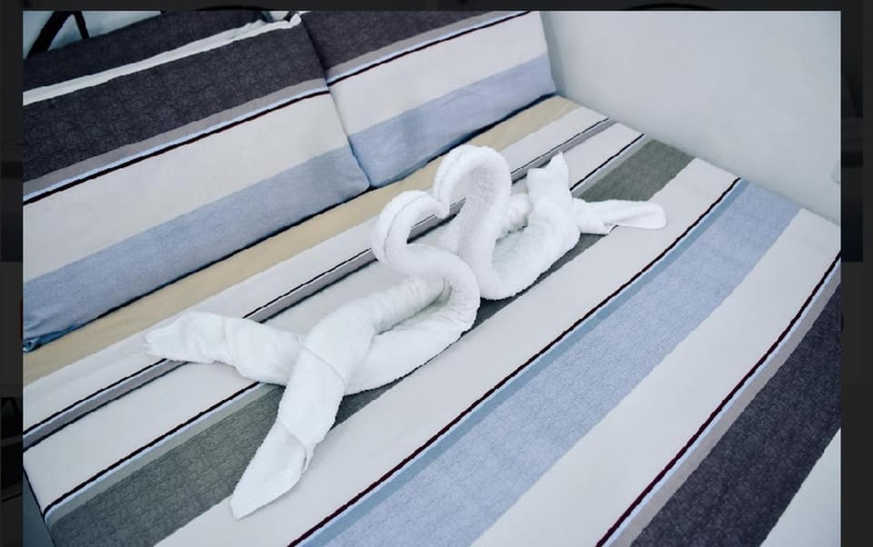 Bed, towels