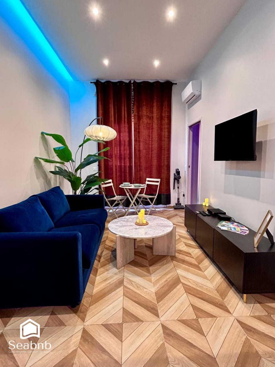 TV and multimedia, Seating area, Dining area