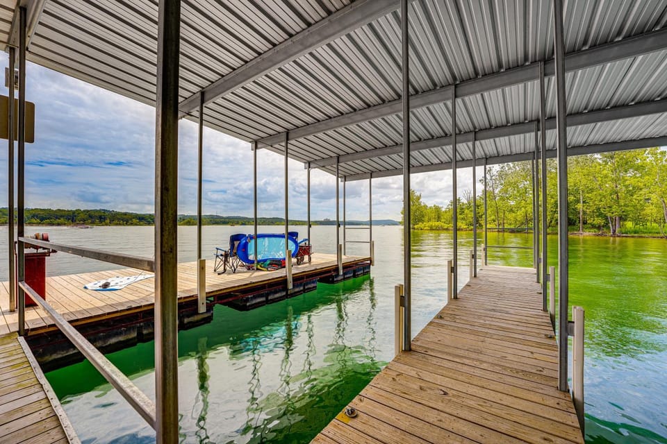 Branson Gem w/ Hot Tub Access & Private Boat Slip! House in Indian Point