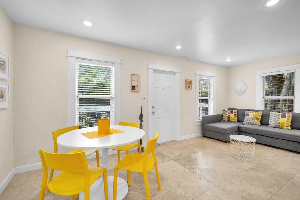 Renovated Grove Bungalow -near Coconut Grove House in Coconut Grove