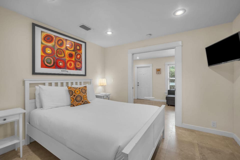 Renovated Grove Bungalow -near Coconut Grove House in Coconut Grove