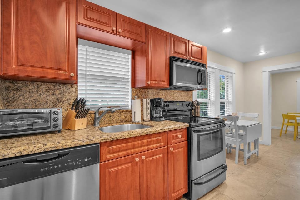 Renovated Grove Bungalow -near Coconut Grove House in Coconut Grove