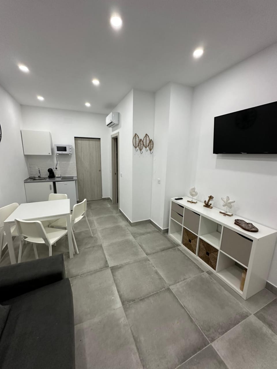 TV and multimedia, Kitchen or kitchenette, Living room, Seating area, Dining area
