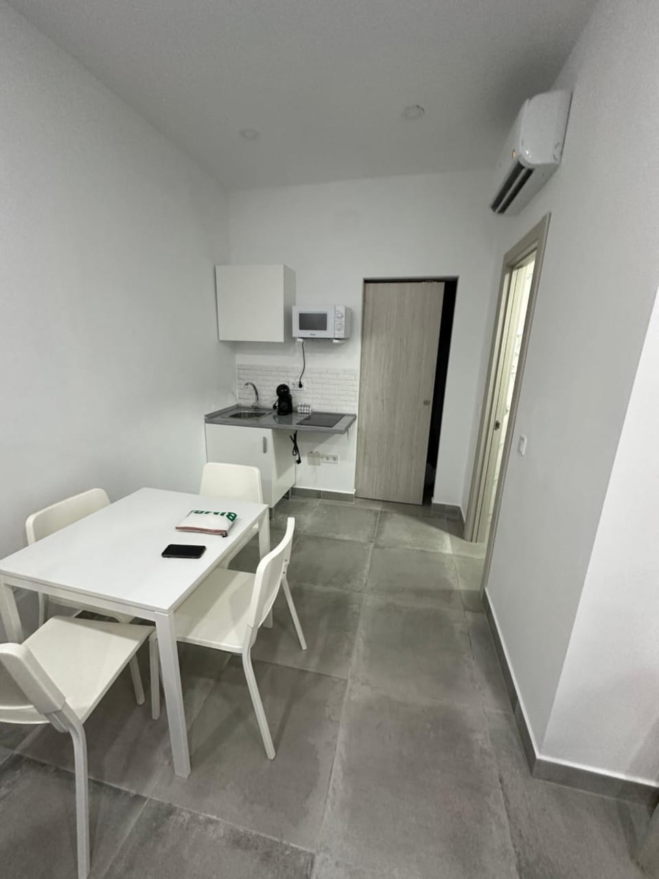 Kitchen or kitchenette, Dining area, air conditioner
