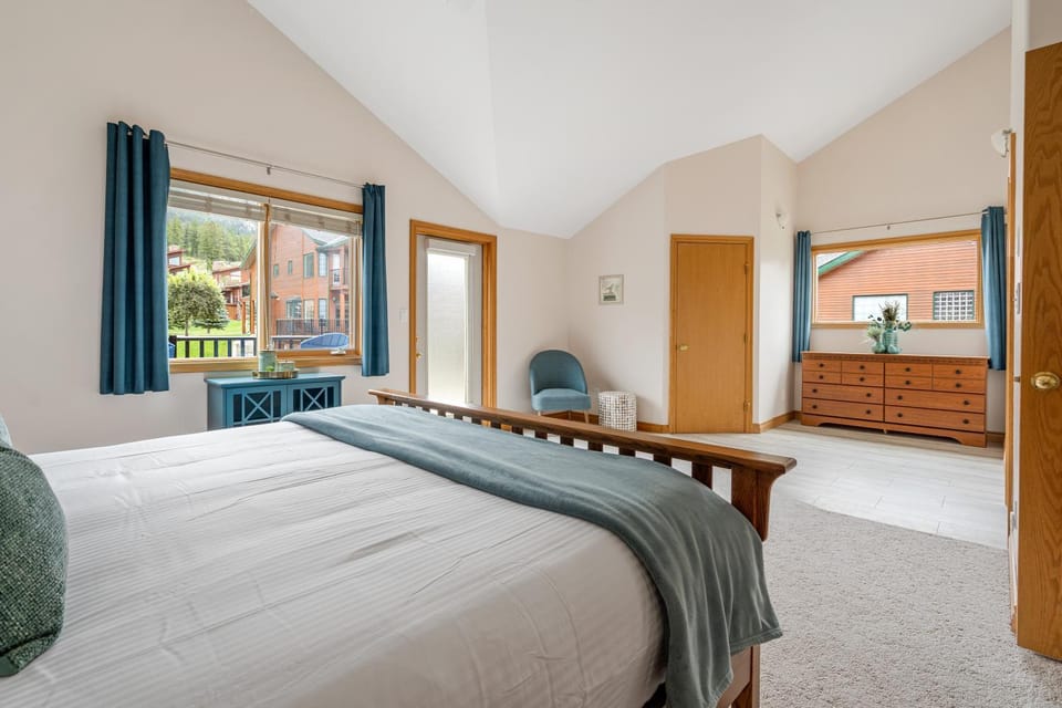 Chateau Lawrence, Pool Table, Kids' Gaming Room Apartment in British Columbia