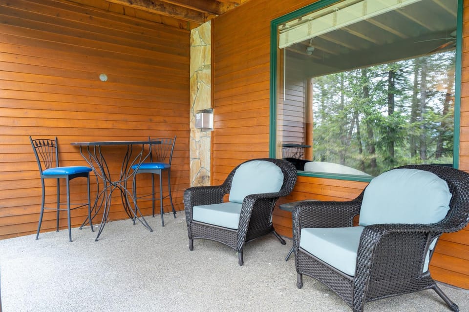 Chateau Lawrence, Pool Table, Kids' Gaming Room Apartment in British Columbia