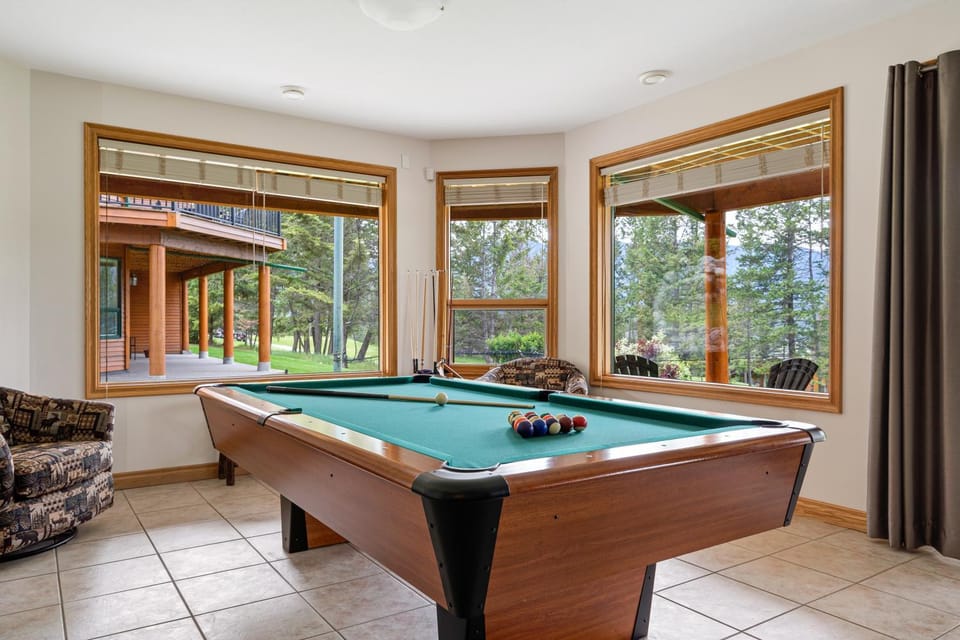 Chateau Lawrence, Pool Table, Kids' Gaming Room Apartment in British Columbia