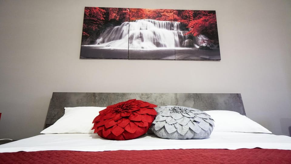 Bed, Photo of the whole room, Bedroom, towels
