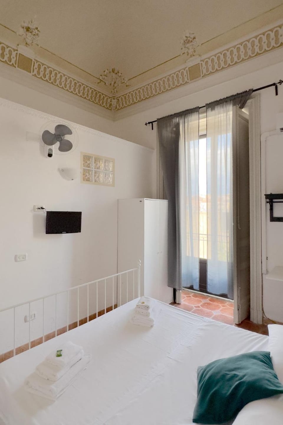 Bed, TV and multimedia, Photo of the whole room, Bedroom, wardrobe, air conditioner
