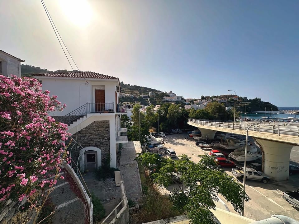 Day, Neighbourhood, Balcony/Terrace, Location