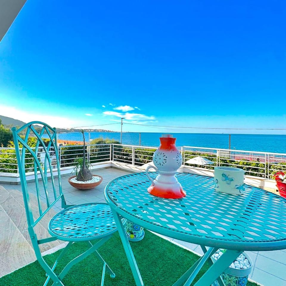View (from property/room), Balcony/Terrace, Dining area, Sea view