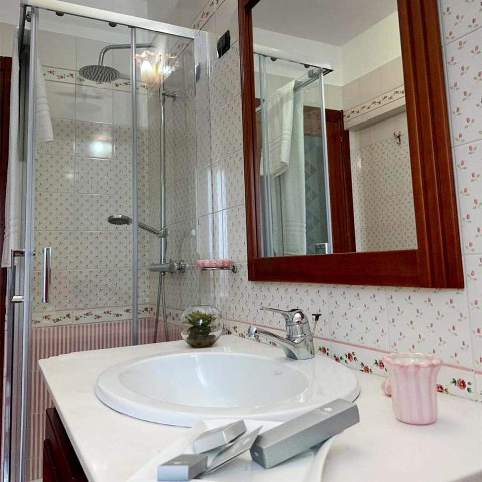 Shower, Bathroom, towels