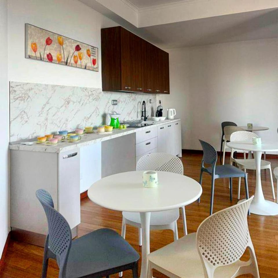Kitchen or kitchenette, Seating area, Dining area, Breakfast, minibar, oven, pet friendly, stove