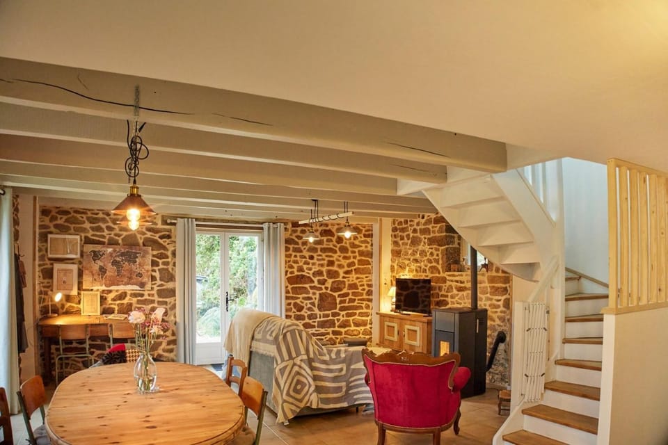 TV and multimedia, Living room, Seating area, Dining area