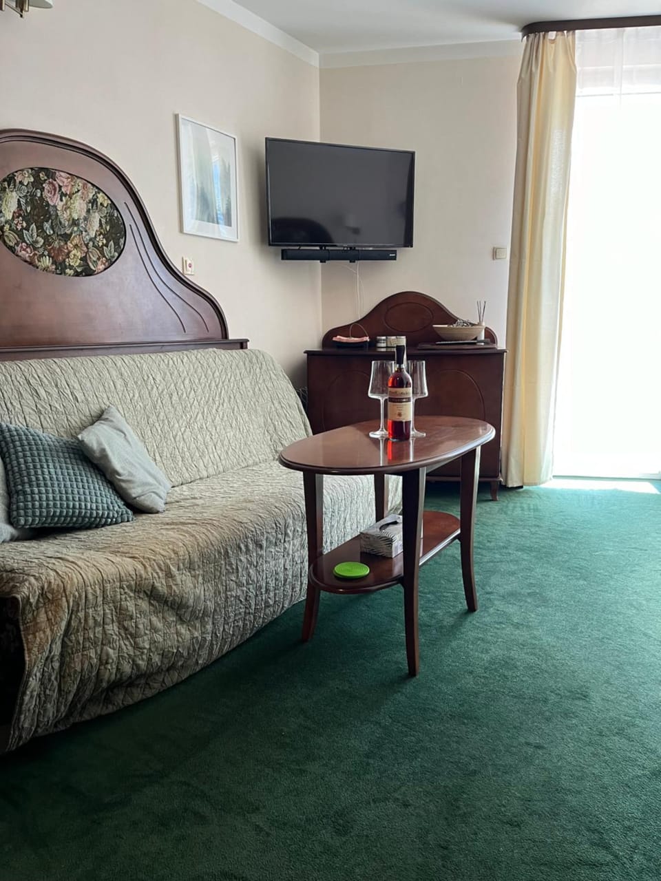 TV and multimedia, Living room, Seating area, Evening entertainment