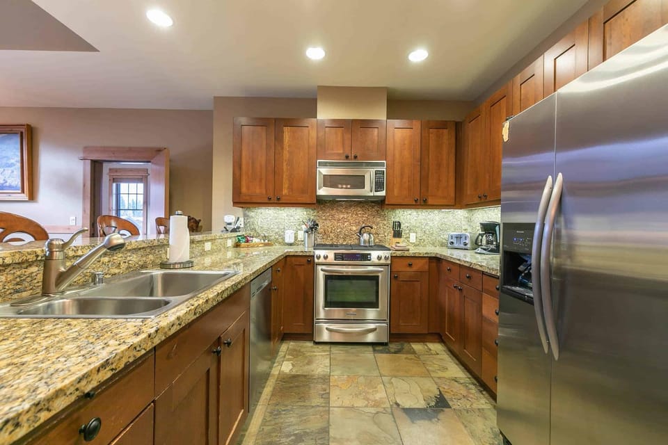 Catamount Lodge 404B by East West Hospitality Apartment in Northstar Drive