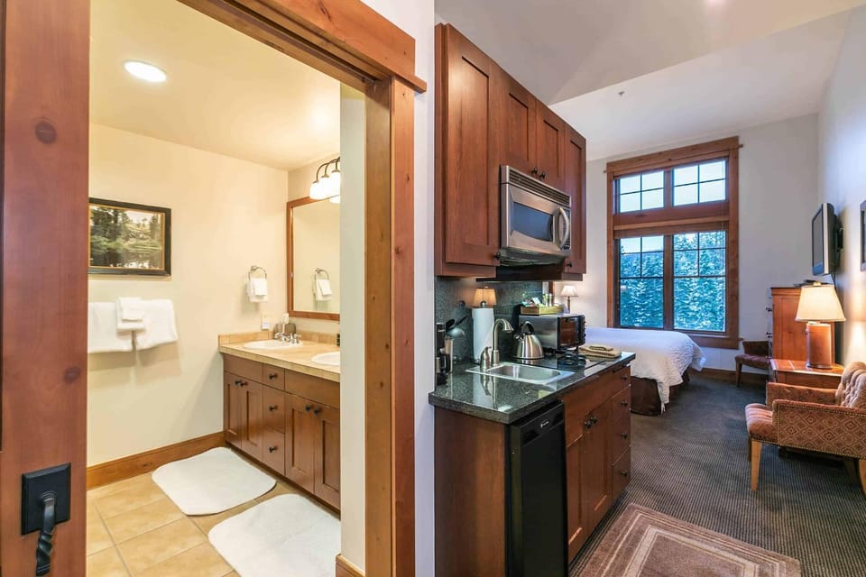 Catamount Lodge 405A by East West Hospitality Apartment in Northstar Drive