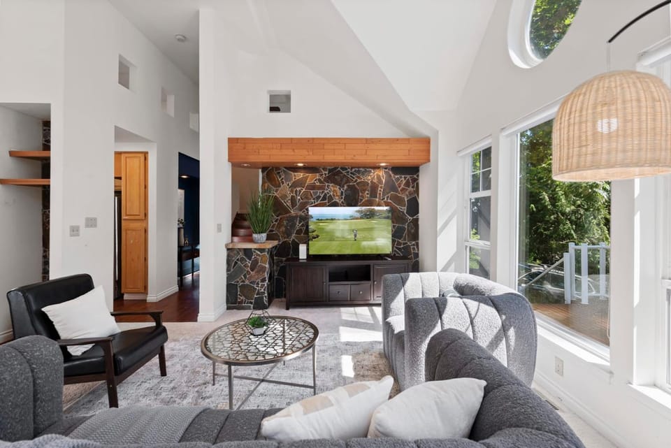 Stunning Sammamish Lake View Home near Weowna Park House in Bellevue