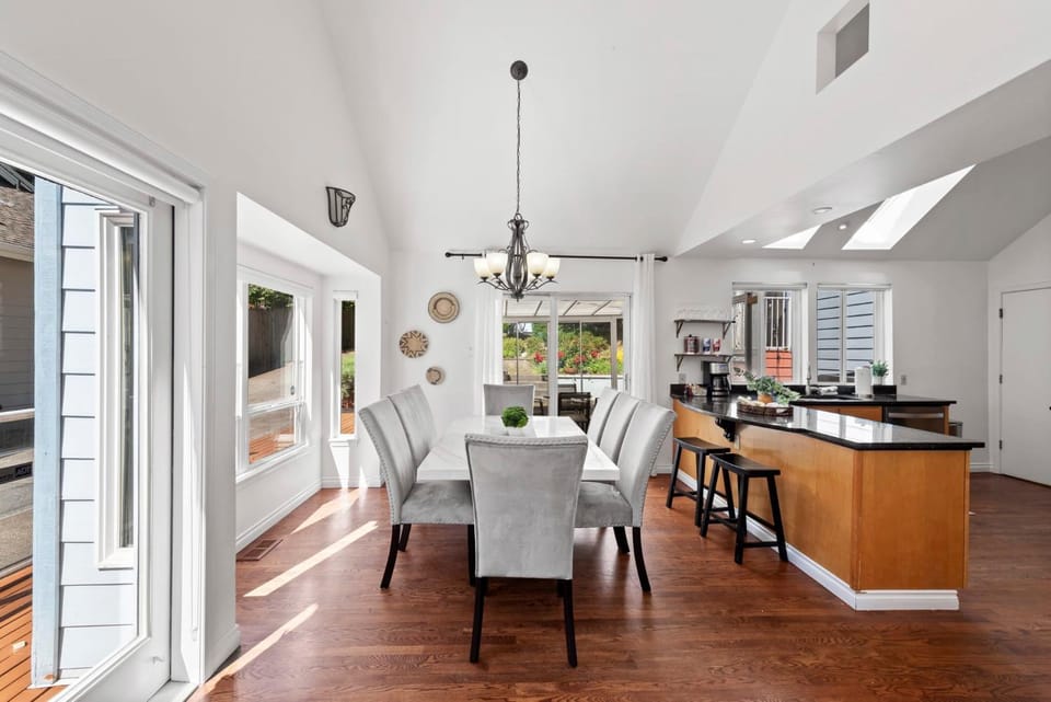 Stunning Sammamish Lake View Home near Weowna Park House in Bellevue