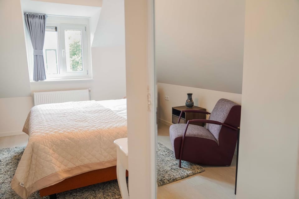 Bed, Seating area