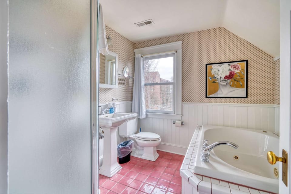 The Morehead by Stay Portland - Nob Hill Apartment in Portland