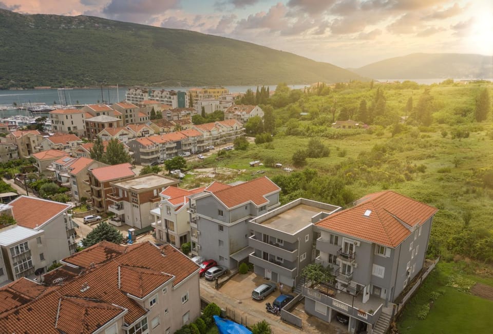 Property building, Day, Neighbourhood, Bird's eye view, City view