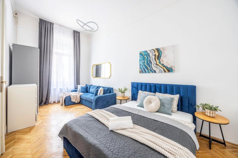 Bed, TV and multimedia, Living room, Photo of the whole room, Seating area, Bedroom, towels