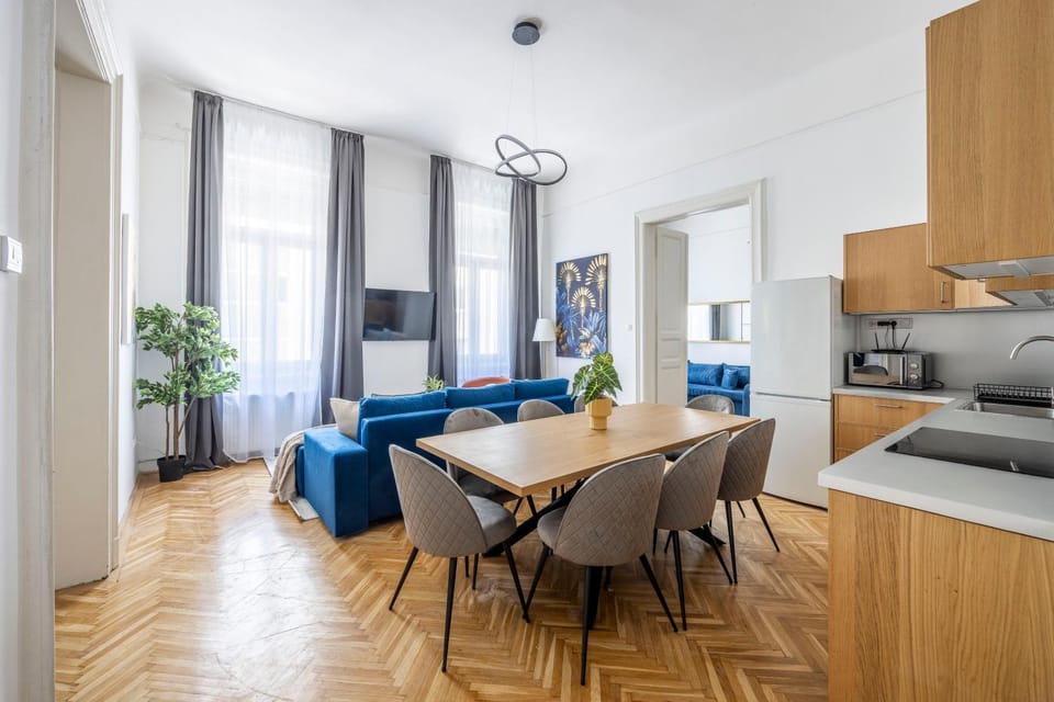 TV and multimedia, Kitchen or kitchenette, Living room, Seating area, Dining area, oven, stove