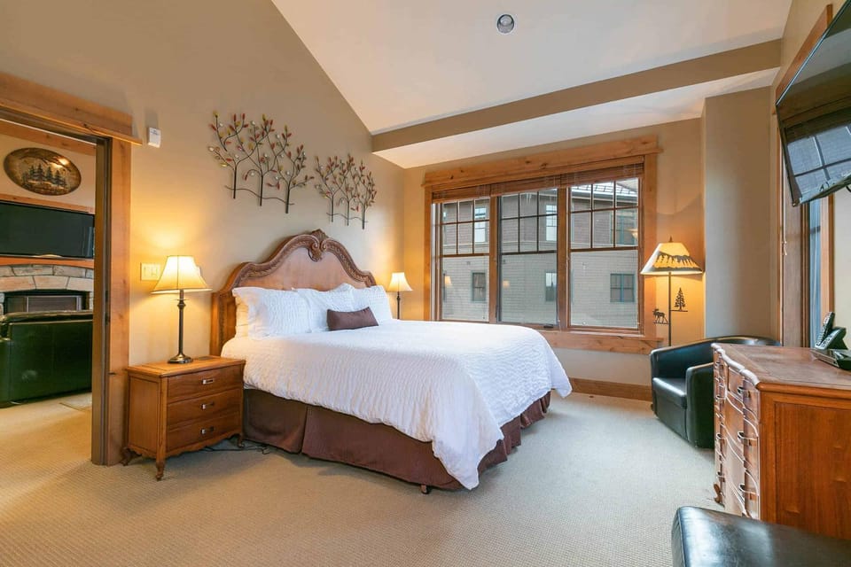 Catamount Lodge 404A by East West Hospitality Apartment in Northstar Drive