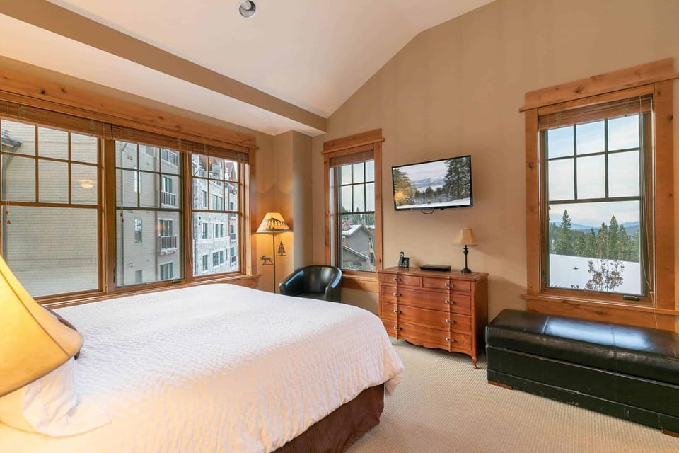 Catamount Lodge 404A by East West Hospitality Apartment in Northstar Drive