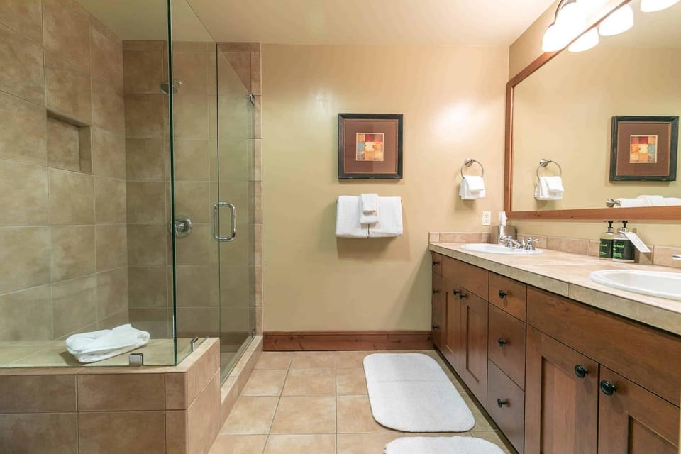 Catamount Lodge 404A by East West Hospitality Apartment in Northstar Drive