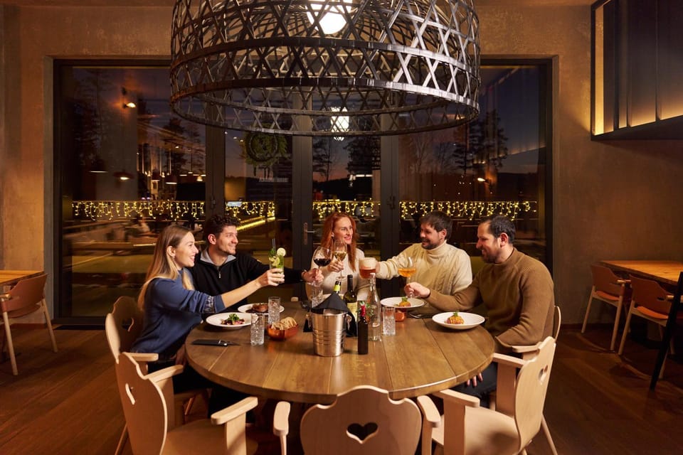 Restaurant/places to eat, Food and drinks, Seating area, group of guests