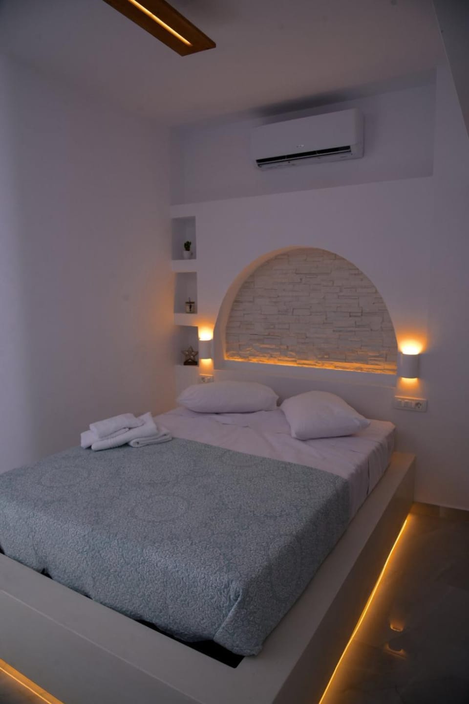 Bed, Bedroom, towels, air conditioner