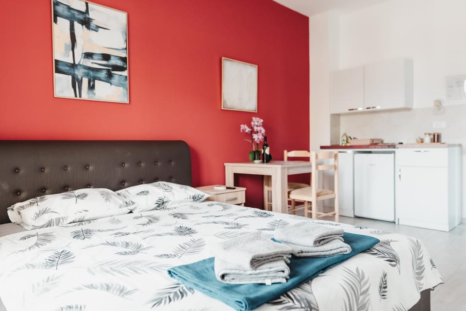Bed, Kitchen or kitchenette, Photo of the whole room