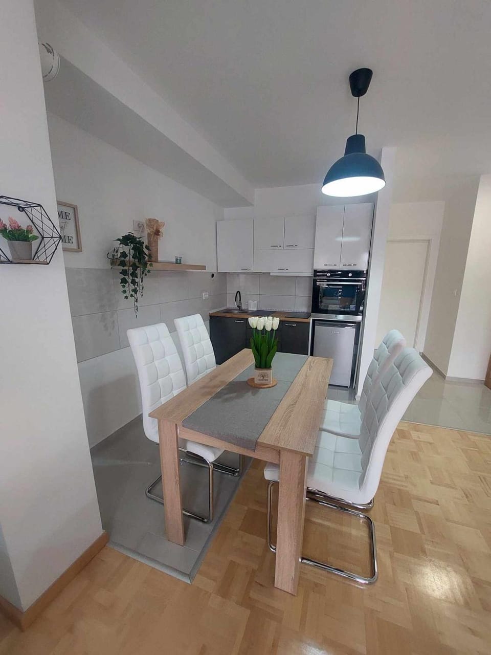 Kitchen or kitchenette, Seating area, Dining area, stove