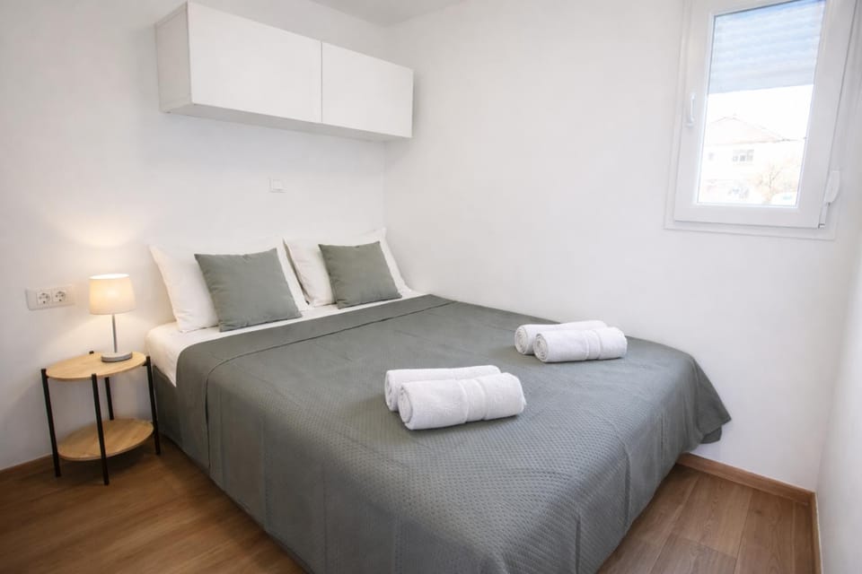 Bed, Bedroom, towels, air conditioner