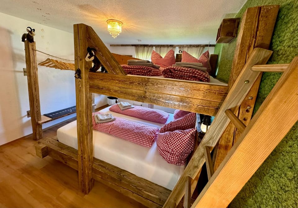 Bedroom, bunk bed