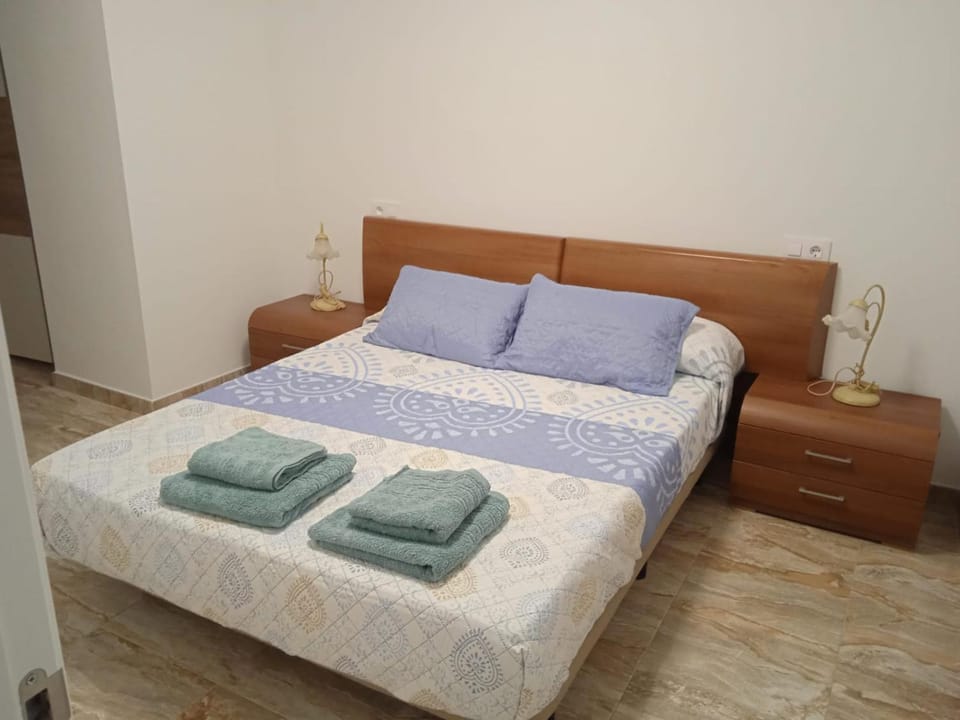Bed, towels