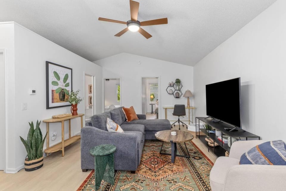 Charming 2-bedroom house in Saugatuck with AC, WiFi, Pet Friendly House in Saugatuck