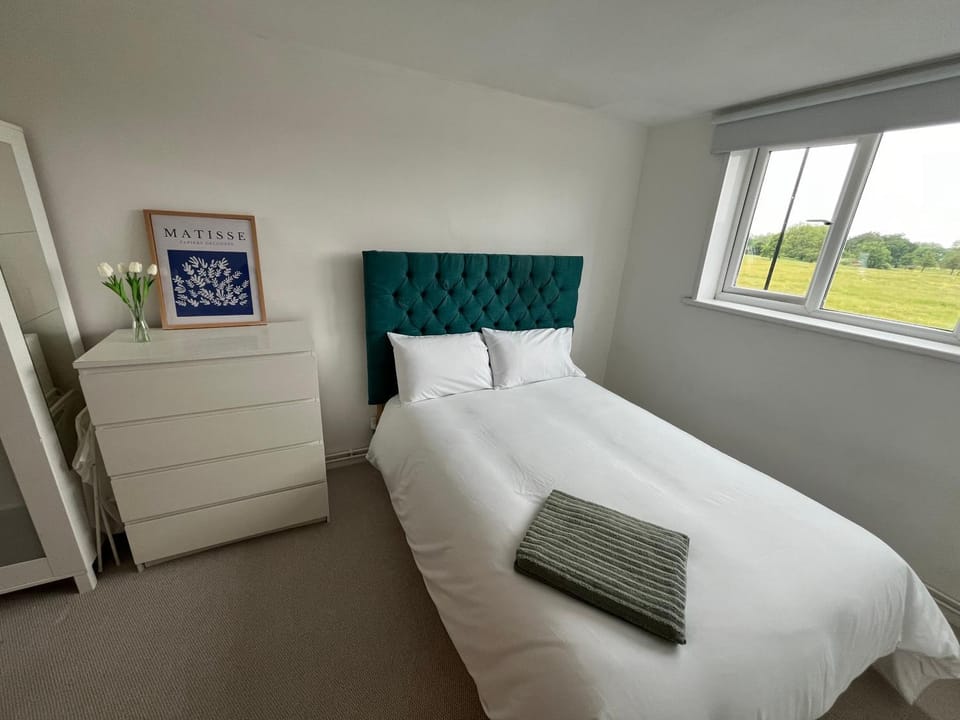 Bed, Photo of the whole room, towels