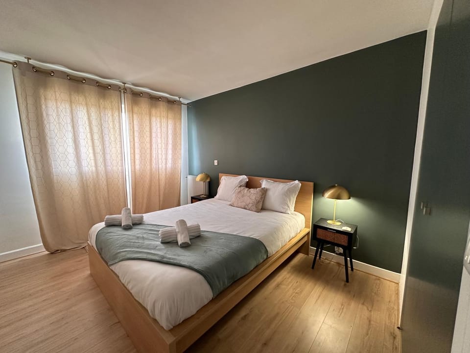 Bed, Photo of the whole room, Bedroom, towels