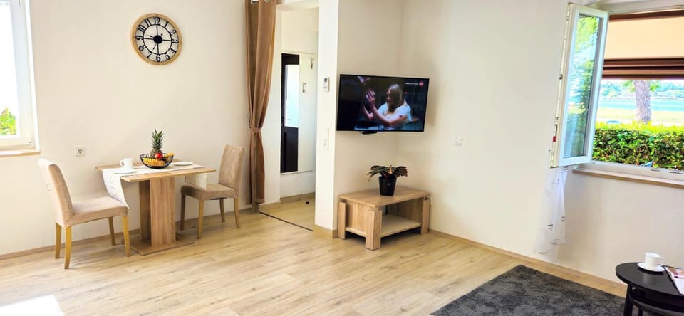 Communal lounge/ TV room, TV and multimedia, Living room, Seating area, Dining area