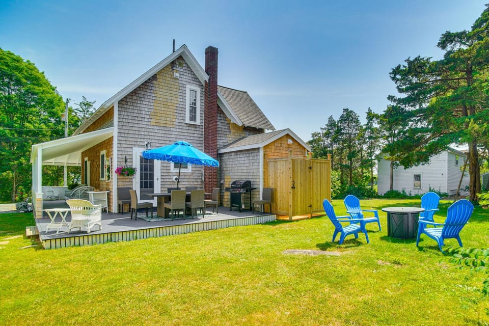 Walk to 2 Beaches! Group-Friendly Pocasset Home House in Barlows Landing