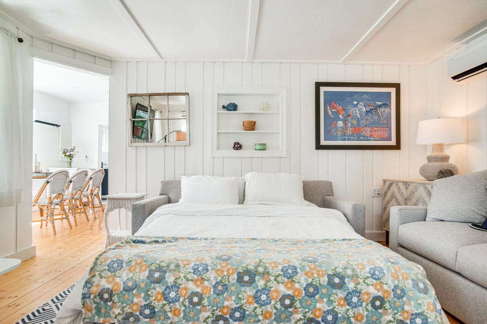 Walk to 2 Beaches! Group-Friendly Pocasset Home House in Barlows Landing