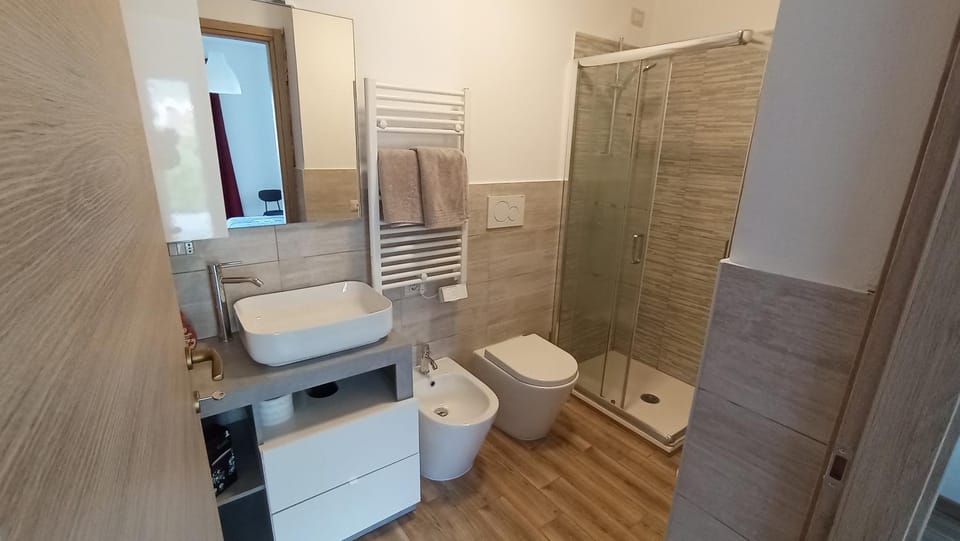Shower, Toilet, Bathroom, bidet, towels