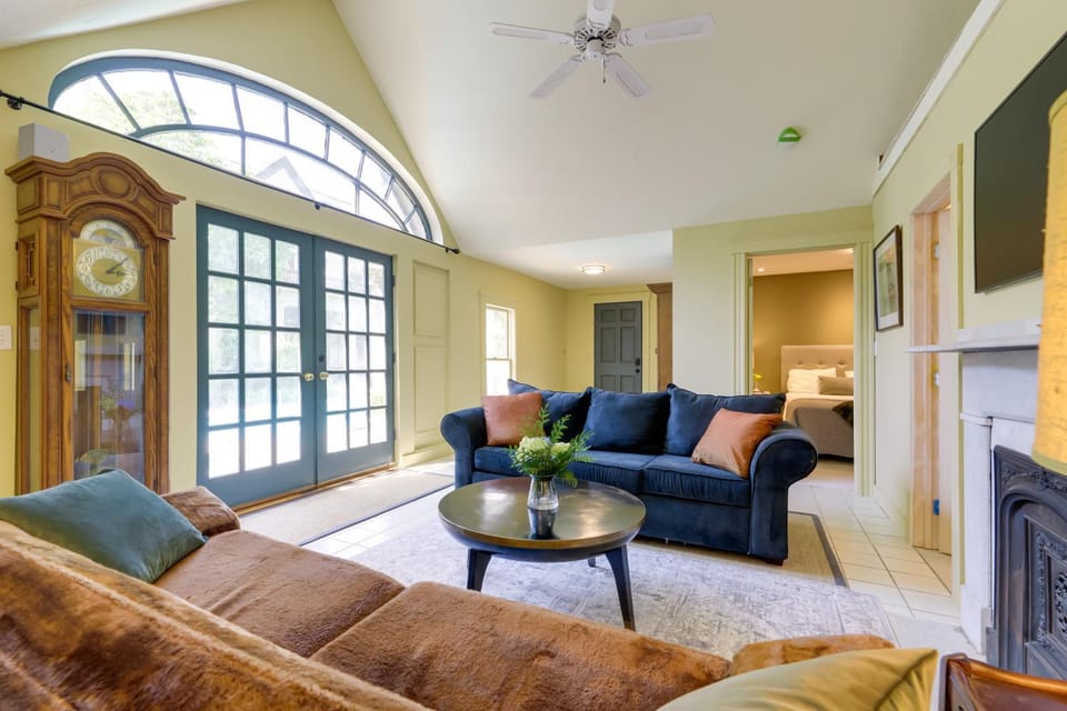 Shared Hot Tub: Historic Cottage, Walk to Elm Park House in Worcester